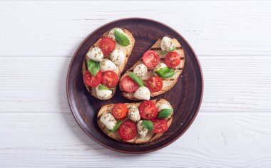 Mozzarella peyniri, domates ve fesleğen ile ızgara sandviç .