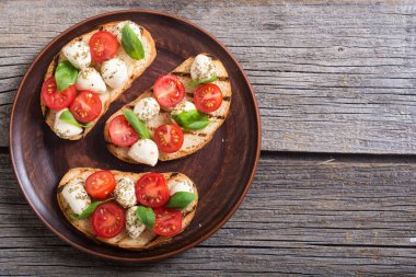 Mozzarella peyniri, domates ve fesleğen ile ızgara sandviç .