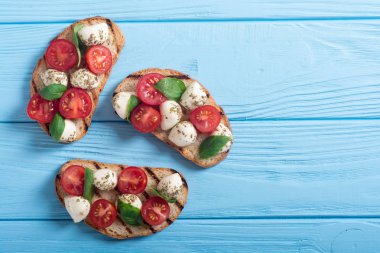 Mozzarella peyniri, domates ve fesleğen ile ızgara sandviç .