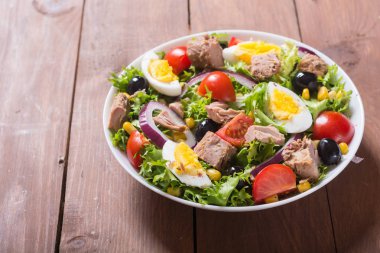 Ton balıklı salata domates, zeytin, yumurta ve soğan ile .