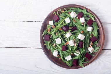 Beyaz peynir, roka, pancar ve ceviz ile pancar salatası