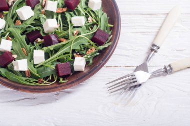 Beyaz peynir, roka, pancar ve ceviz ile pancar salatası