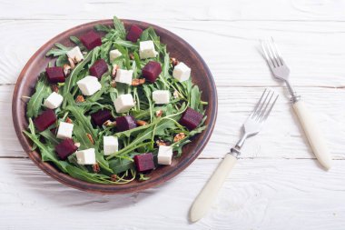 Beyaz peynir, roka, pancar ve ceviz ile pancar salatası