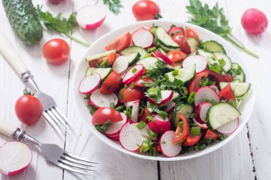 Turp, salatalık, domates ve maydanoz salatası. Sağlıklı gıda