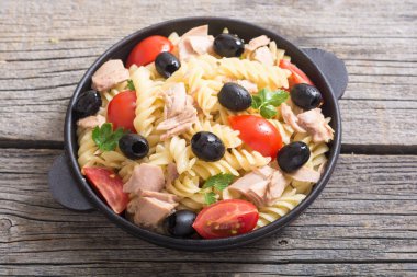 Ton balığı, domates ve tavada zeytin makarna salatası