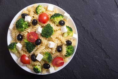 İngridient makarna salatası: brokoli, domates, beyaz peynir ve zeytin