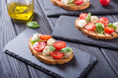 Mozzarella peyniri, domates ve fesleğen ile ızgara sandviç .