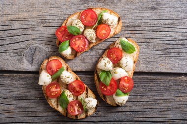 Mozzarella peyniri, domates ve fesleğen ile ızgara sandviç .