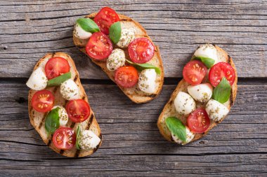 Mozzarella peyniri, domates ve fesleğen ile ızgara sandviç .