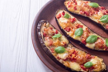 Sağlıklı gıda. Patlıcan domates, peynir ve fesleğen ile