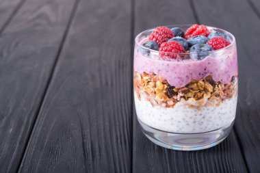 Chia yoğurt granola ve çilek (yaban mersini, raspberr