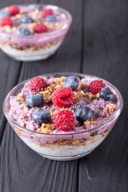 Chia yoğurt granola ve çilek (böğürtlen, ahududu )