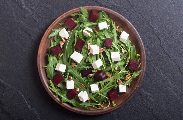 Beyaz peynir, roka, pancar ve ceviz ile pancar salatası