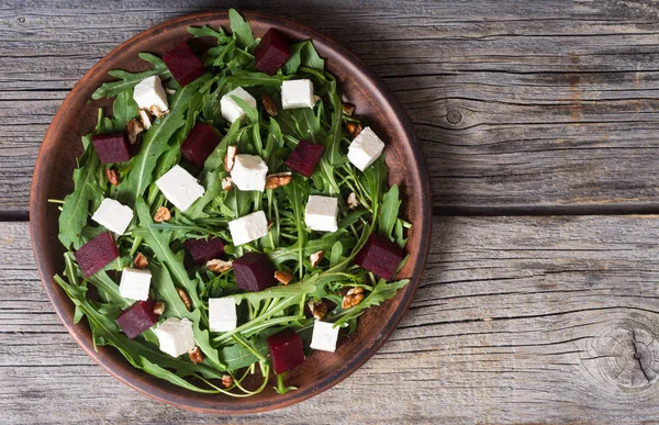 Beyaz peynir, roka, pancar ve ceviz ile pancar salatası