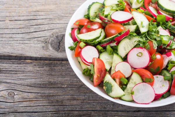 Salat Mit Rettich Gurken Tomaten Und Petersilie Gesunde Ernährung — Stockfoto