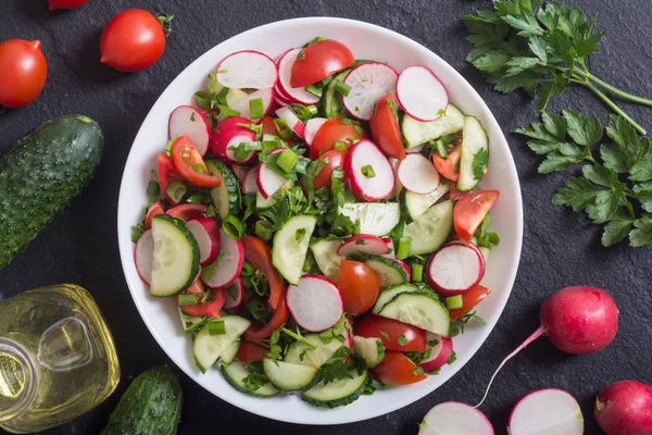 Turp, salatalık, domates ve maydanoz salatası. Sağlıklı gıda