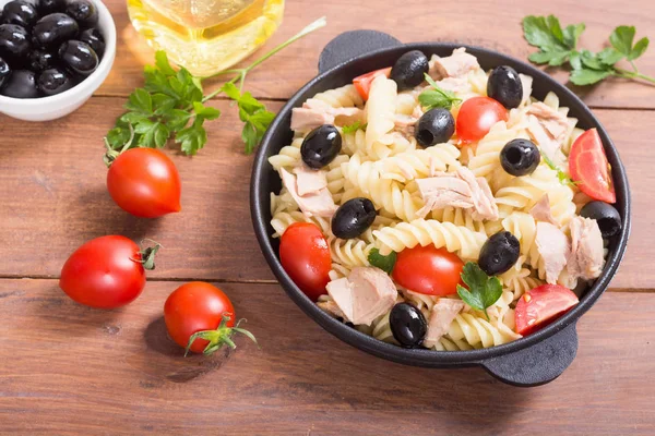意大利面沙拉配金枪鱼 西红柿和橄榄在平底锅 — 图库照片
