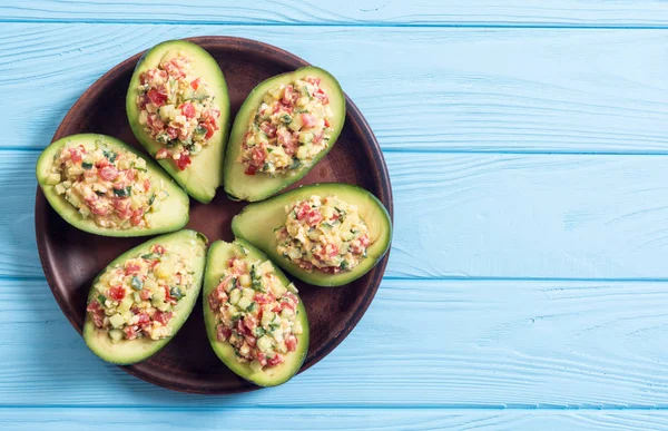 Avokado, salatalık, domates, yumurta ve fesleğen ile doldurulmuş. Sağlıklı gıda
