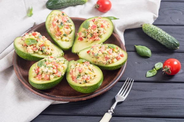 Avokado, salatalık, domates, yumurta ve fesleğen ile doldurulmuş. Sağlıklı gıda