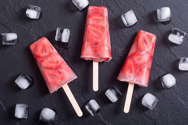 Çilek ile ev yapımı çubuklu dondurmayı. Suyu donmuş yaz