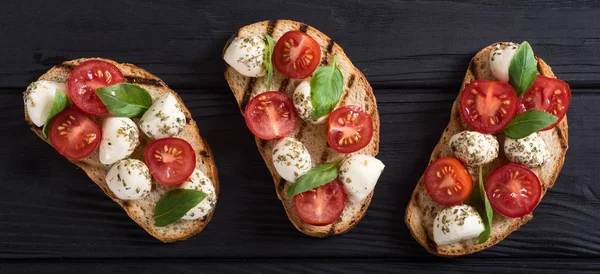 Mozzarella peyniri, domates ve fesleğen ile ızgara sandviç .