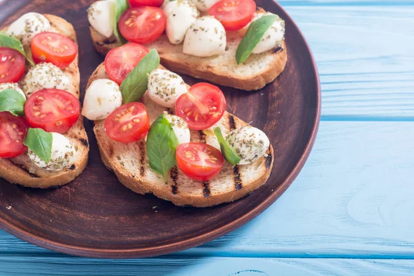 Mozzarella peyniri, domates ve fesleğen ile ızgara sandviç .