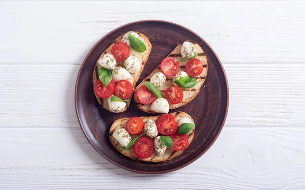 Mozzarella peyniri, domates ve fesleğen ile ızgara sandviç .