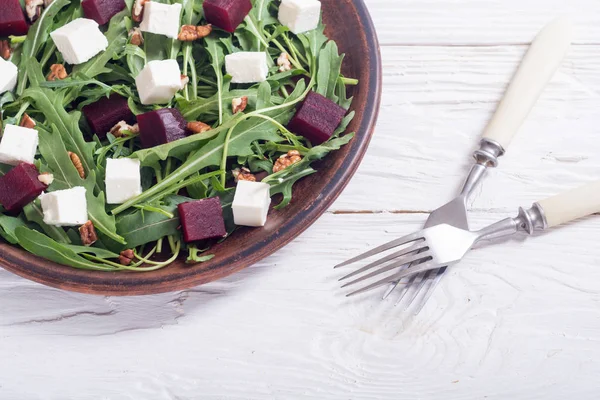 Beyaz peynir, roka, pancar ve ceviz ile pancar salatası