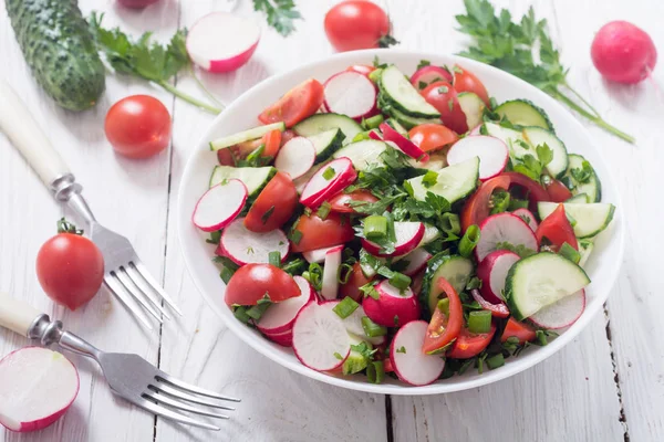 Turp, salatalık, domates ve maydanoz salatası. Sağlıklı gıda