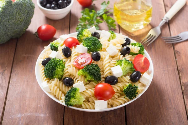 İngridient makarna salatası: brokoli, domates, beyaz peynir ve zeytin