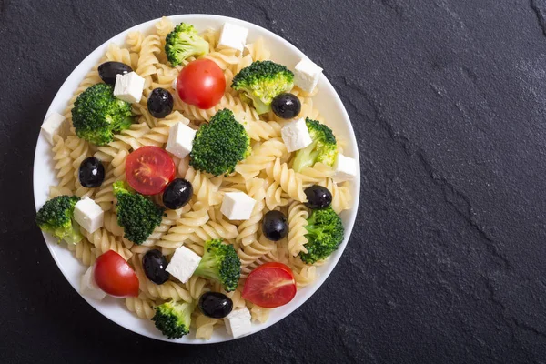 İngridient makarna salatası: brokoli, domates, beyaz peynir ve zeytin