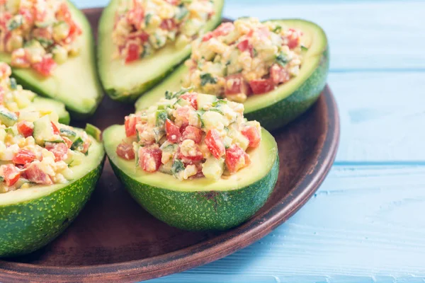 Avokado, salatalık, domates, yumurta ve fesleğen ile doldurulmuş. Sağlıklı gıda
