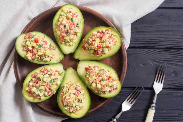 Avokado, salatalık, domates, yumurta ve fesleğen ile doldurulmuş. Sağlıklı gıda