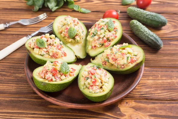 Avokado, salatalık, domates, yumurta ve fesleğen ile doldurulmuş. Sağlıklı gıda