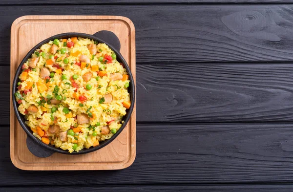 Risotto Mit Erbsen Karotten Tomaten Und Hühnchen — Stockfoto