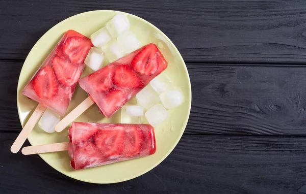 Hausgemachtes Eis Stiel Mit Erdbeere Sommer Tiefkühlsaft — Stockfoto