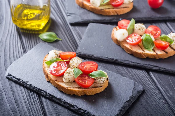 Mozzarella peyniri, domates ve fesleğen ile ızgara sandviç .