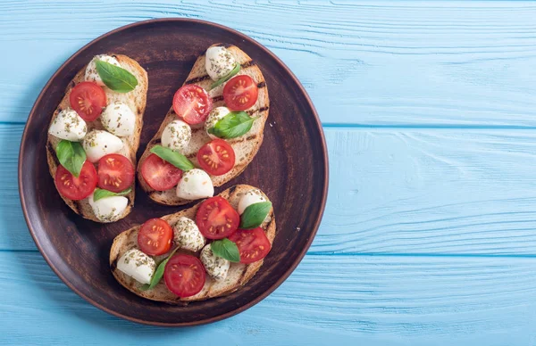 Mozzarella peyniri, domates ve fesleğen ile ızgara sandviç .