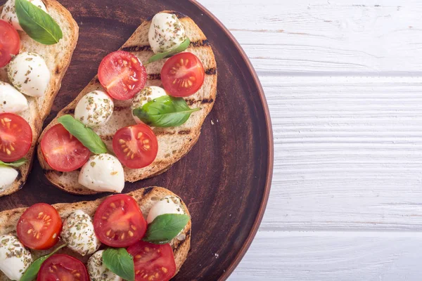 Mozzarella peyniri, domates ve fesleğen ile ızgara sandviç .