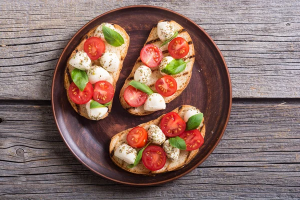 Mozzarella peyniri, domates ve fesleğen ile ızgara sandviç .