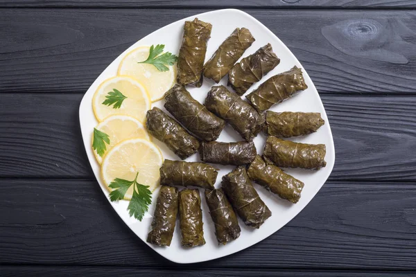 Dolma üzüm Vines pirinç, et ve baharatlar ile gelen