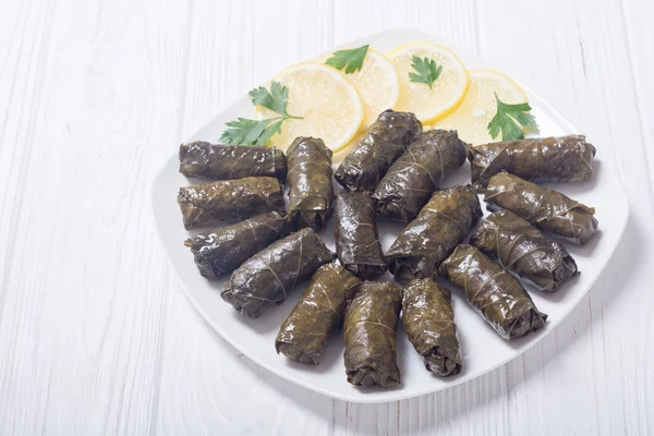 Dolma üzüm Vines pirinç, et ve baharatlar ile gelen