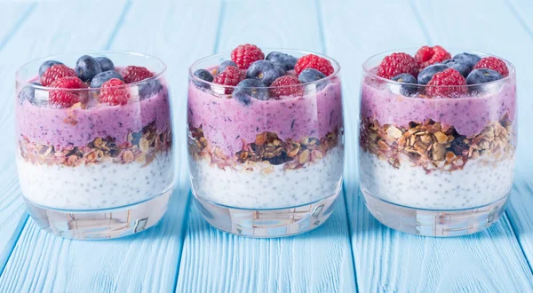 Chia yoğurt granola ve çilek (yaban mersini, raspberr