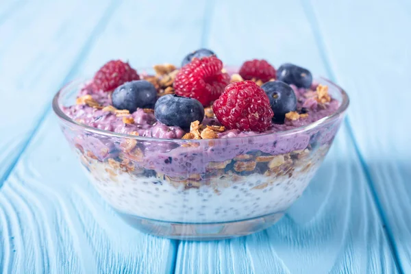 Chia yoğurt granola ve çilek (böğürtlen, ahududu )