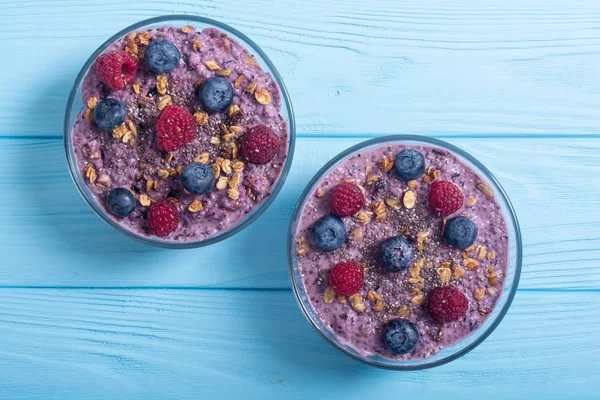 Chia yoğurt granola ve çilek (böğürtlen, ahududu )