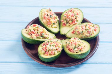 Avokado, salatalık, domates, yumurta ve fesleğen ile doldurulmuş. Sağlıklı gıda