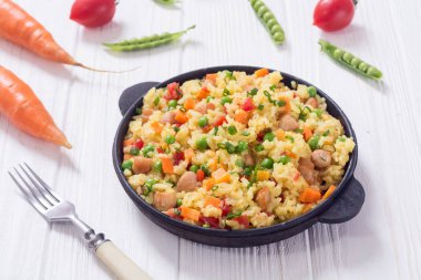 Bezelye, havuç, domates ve Tavuk Risotto