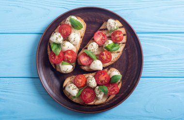 Mozzarella peyniri, domates ve fesleğen ile ızgara sandviç .