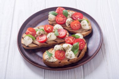 Mozzarella peyniri, domates ve fesleğen ile ızgara sandviç .