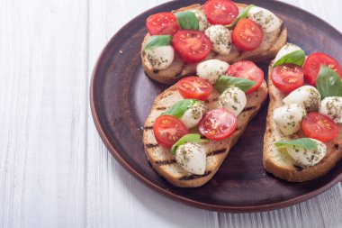 Mozzarella peyniri, domates ve fesleğen ile ızgara sandviç .